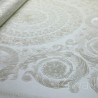 Biała tapeta  w delikatne wytłaczane wzory 