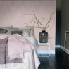 Różowa tapeta  w liście do sypialni