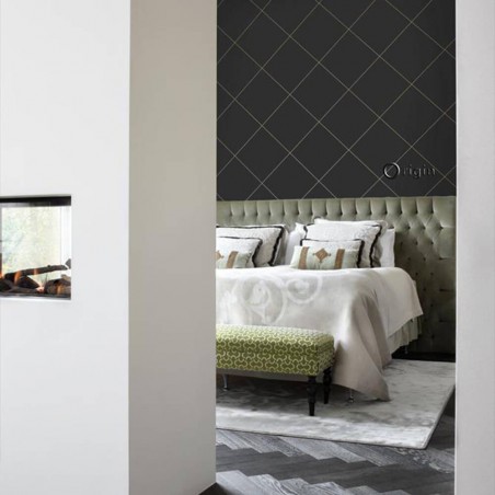 Czarna tapeta  w złote linie do malej sypialni