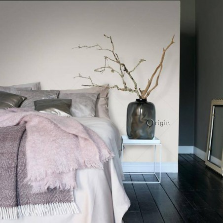 Szara tapeta z białym łóżkiem