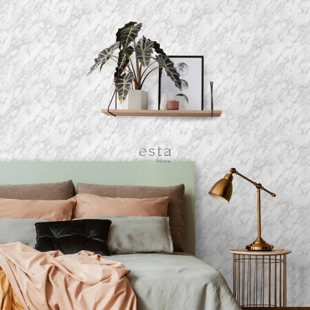 Różowa tapeta za szarym łóżkiem 