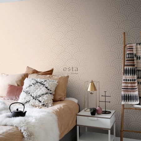 Różowa tapeta do sypialni z tapicerowanym łóżkiem 