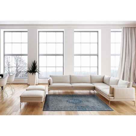 Niebieski dywan do salonu