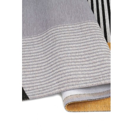 Minimalistyczny dywan w wielobarwne pasy