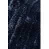 Granatowy dywan o grubym włosiu