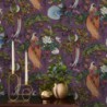 Bogaty wzór fioletowej tapety zdobi ścianę salonu