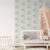 Aranżacja niemowlęcego pokoju tapeta na ścianie akcentowej łóżeczko