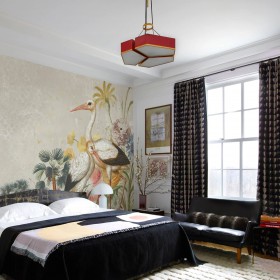 Fototapeta z bocianami łagodząca surowość nowoczesnej sypialni