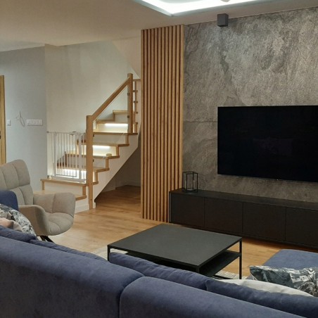 Lamele wygłuszające na płycie HDF i beton architektoniczny inspiracje