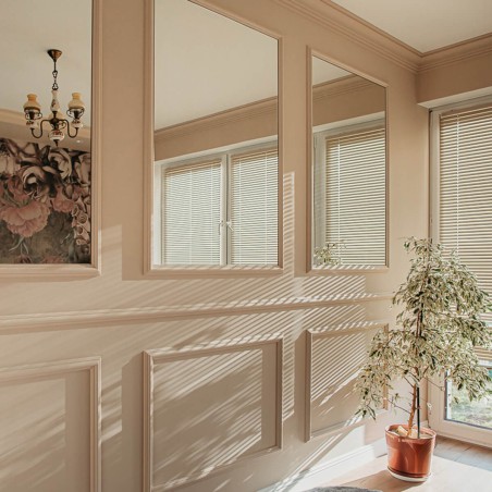 Listwy sztukateryjne na ścianie w salonie