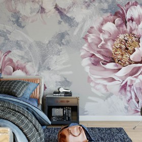 Szara fototapeta w różowe kwiaty w sypialni na jednej ścianie