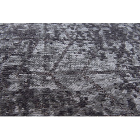 Szaro czarny dywan w jodełkę 