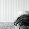 Skandynawska tapeta ścienna w biało szare pasy do sypialni aranżacje i pomysły
