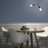 Granatowa tapeta w geometryczne wzory w salonie - aranżacje